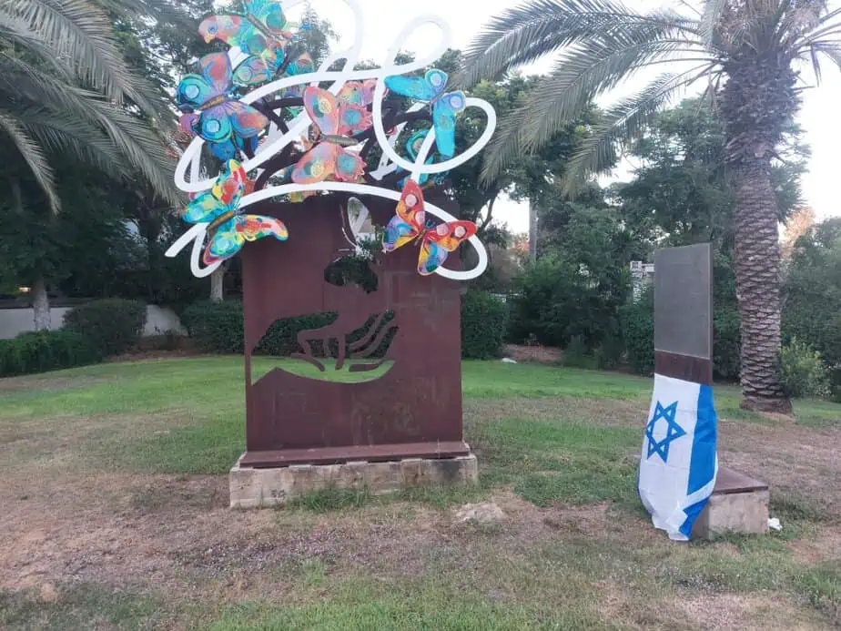 אנדרטת הזיכרון ביהוד לזכרו של סרן עמרי טל ז"ל מהערב. צילום: דודי רוזנבלום