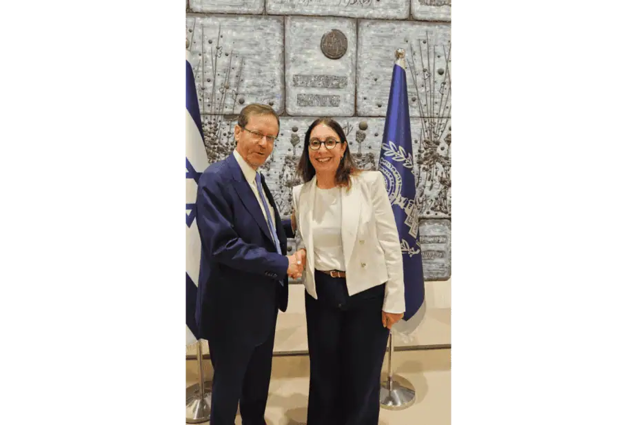 מנהלת בי"ס עלומים קריית אונו עינב חביב אסא עם הנשיא. צילום ארכיון באדיבות המצולמת
