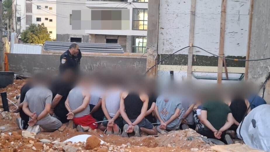 שב"חים שנתפסו באתר בנייה בקריית אונו. צילום: דוברות משטרת ישראל