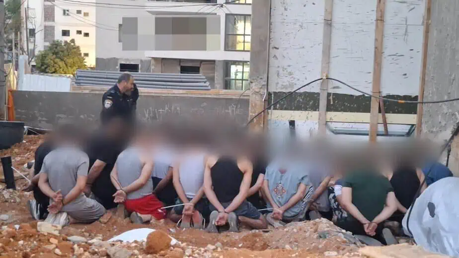 שב"חים שנתפסו באתר בנייה בקריית אונו. צילום: דוברות משטרת ישראל
