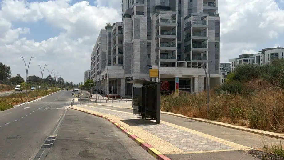 תחנת אוטובוס ברחוב יצחק שמיר בשכונת בית בפארק