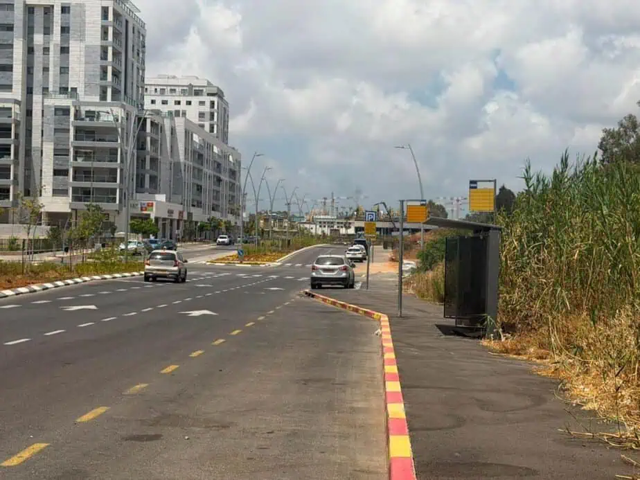 תחנת אוטובוס ברחוב יצחק שמיר בשכונת בית בפארק. צילום: אונו ניוז