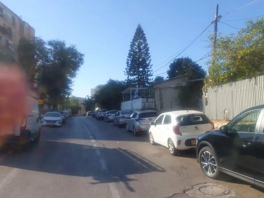 מצוקת חניה ברחוב הדרור בקריית אונו. צילום פרטי