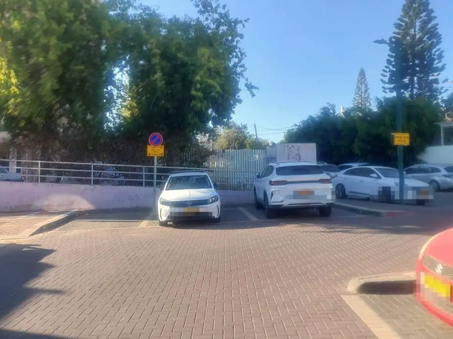 מקומות חניה לטובת כלי הרכב של השיטור העירוני. צילום פרטי