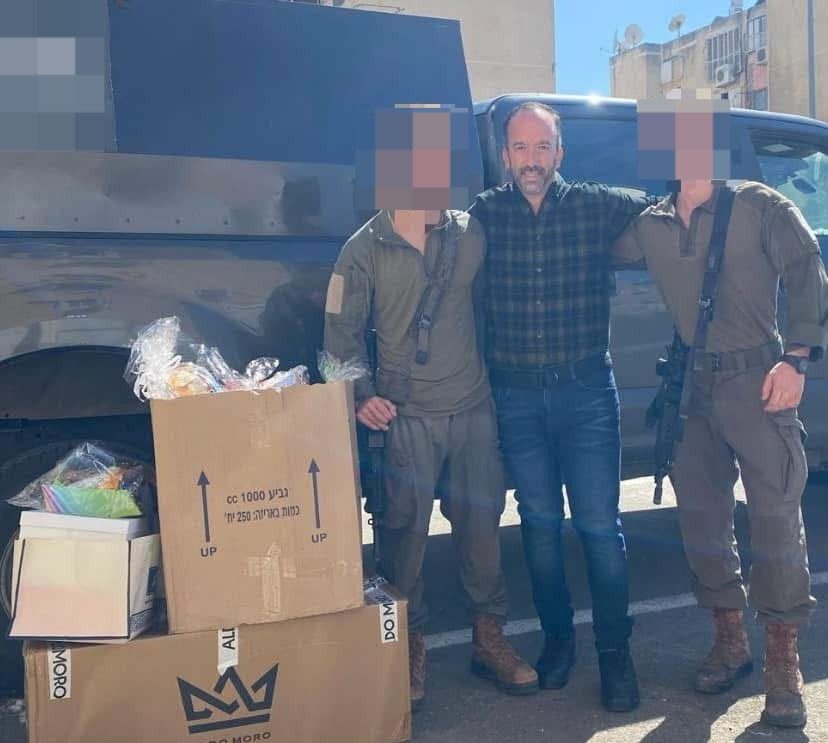 אבי מימון עם משלוחים לחיילים. צילום באדיבות אבי מימון