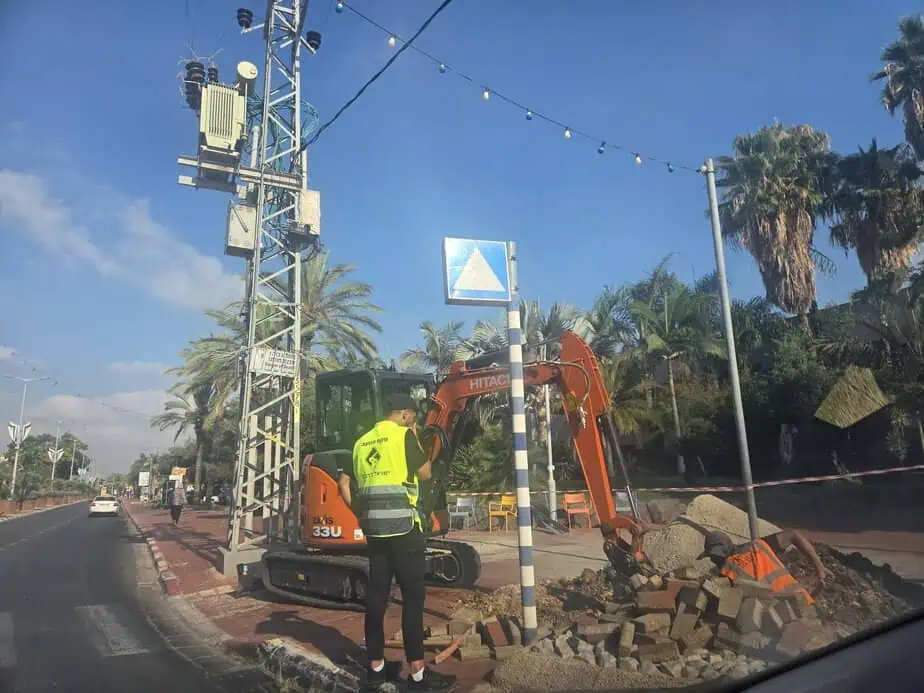 עבודות התשתית להקמת עמדות טעינה ציבוריות לרכבים חשמליים באור יהודה