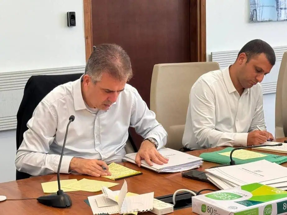 מימין: משה פטל חבר מועצת עיריית אור יהודה ושר האנרגיה והתשתיות אלי כהן. צילום פרטי