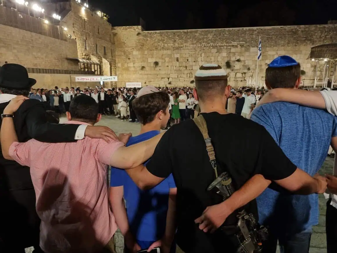 ערב ט' באב שנה שעברה בכותל. צילום: איתן אלחדז ברק
