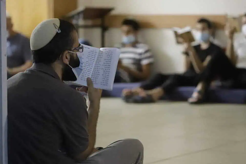 אמירת קינות בבית כנסת בקרית אונו בערב ט באב. צילום: איתן אלחדז ברק
