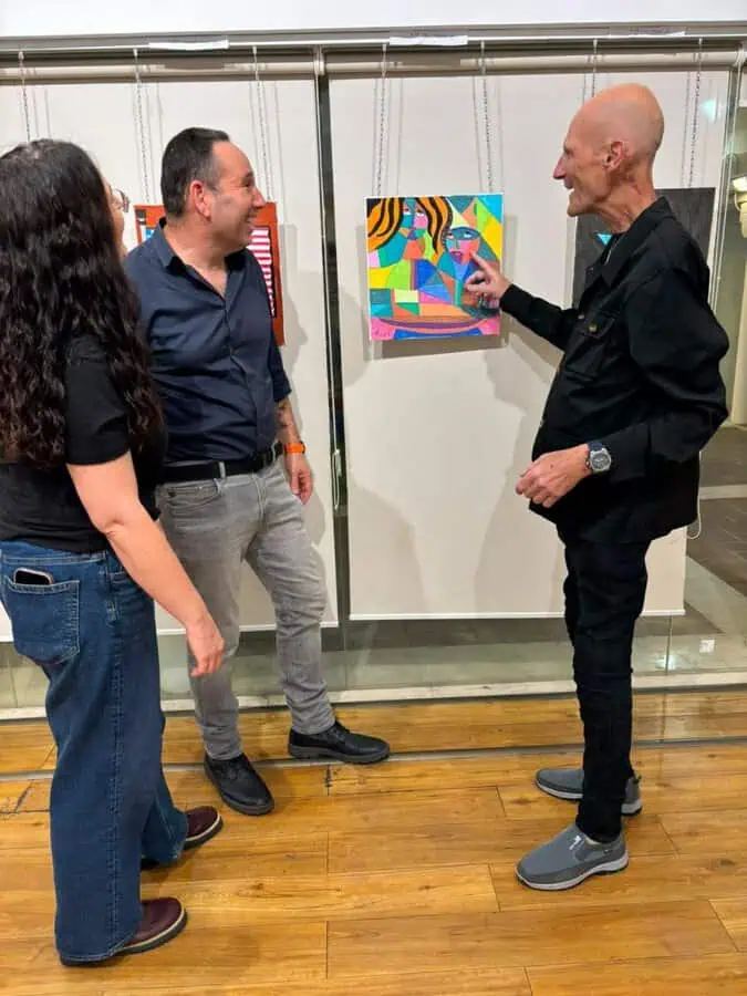 תערוכת ציורים של אופיר לוי בספרייה העירונית בקריית אונו. צילום: עמי ורדי