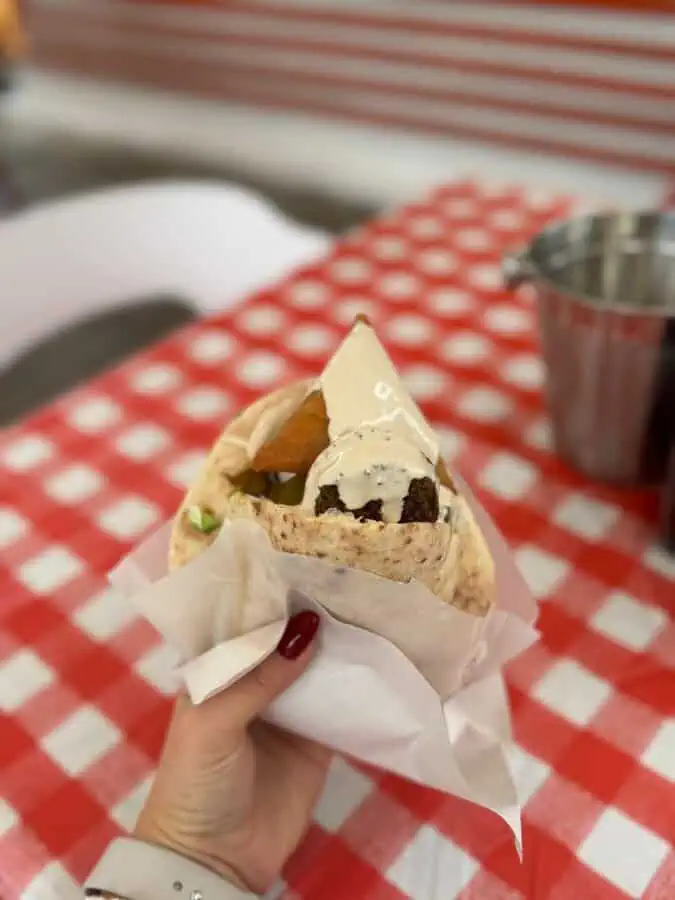 פלאפל אצל "safta" קריית אונו. צילום באדיבות המקום