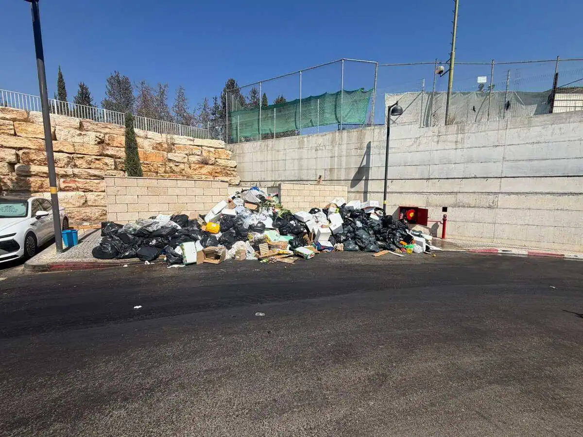 האשפה במתחם. צילום: אונו ניוז