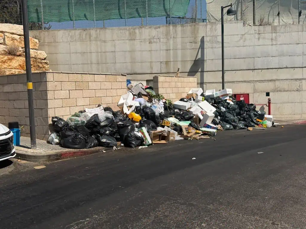 האשפה במתחם. צילום: אונו ניוז