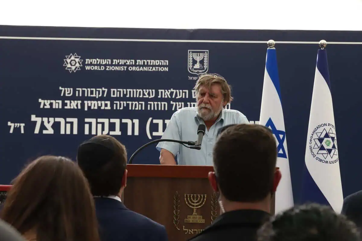 חיים הרן נושא אתמול קדיש בהר הרצל בטקס הקבורה של סבו וסבתו של הרצל. צילום: איתן אלחדז ברק