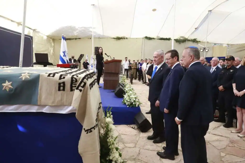יעקב חגואל יור ההסתדרות הציונית העולמית לצד נשיא המדינה וראש הממשלה חולקים כבוד למשפחת הרצל אתמול. צילום: איתן אלחדז ברק