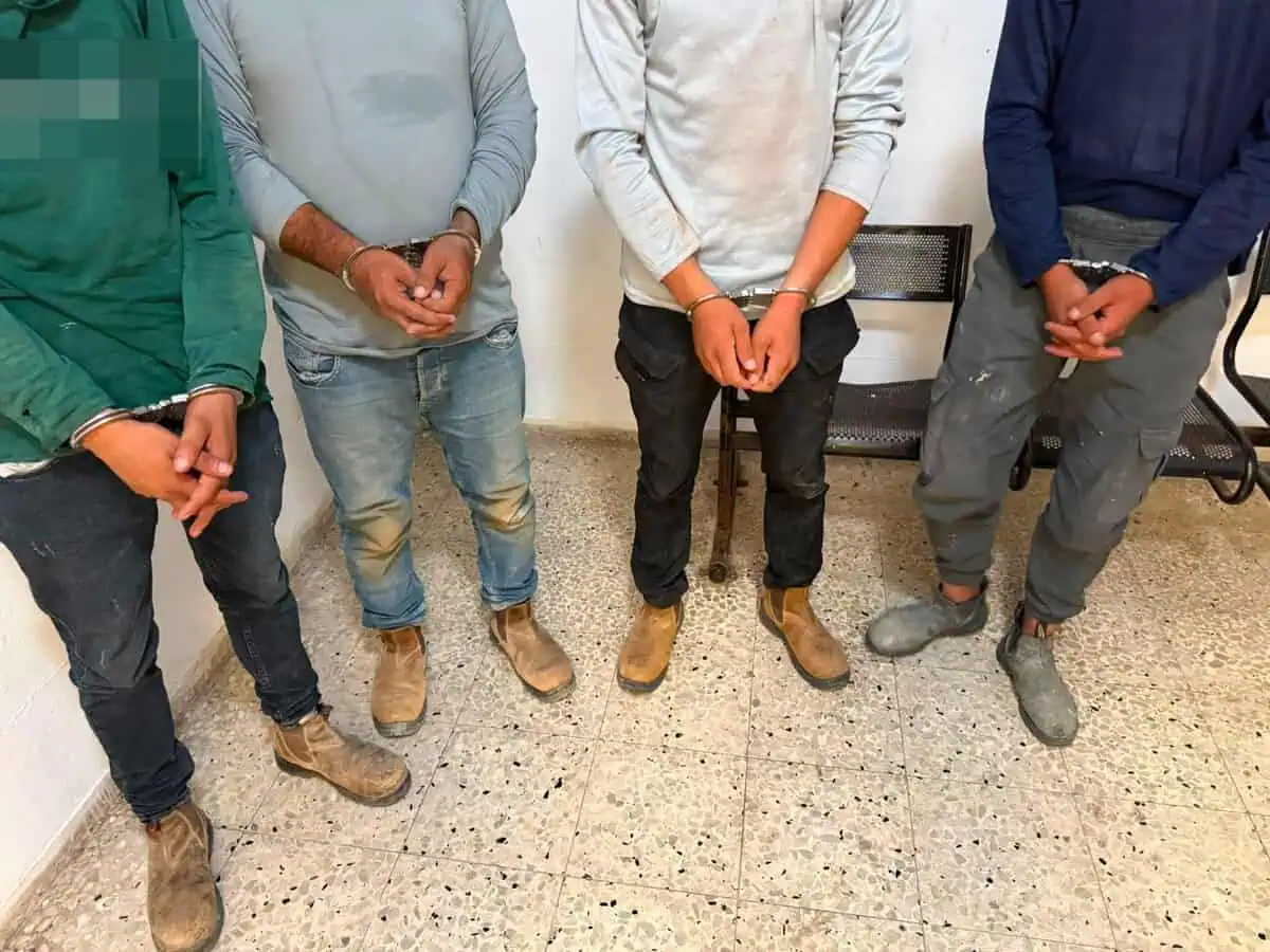 ארבעת העצורים החשודים כשב"חים. צילום: דוברות המשטרה