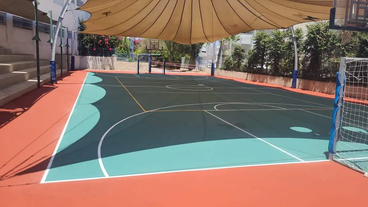 מגרש ספורט בבית הספר "אלון" בגבעת שמואל. צילום: דוברות העירייה