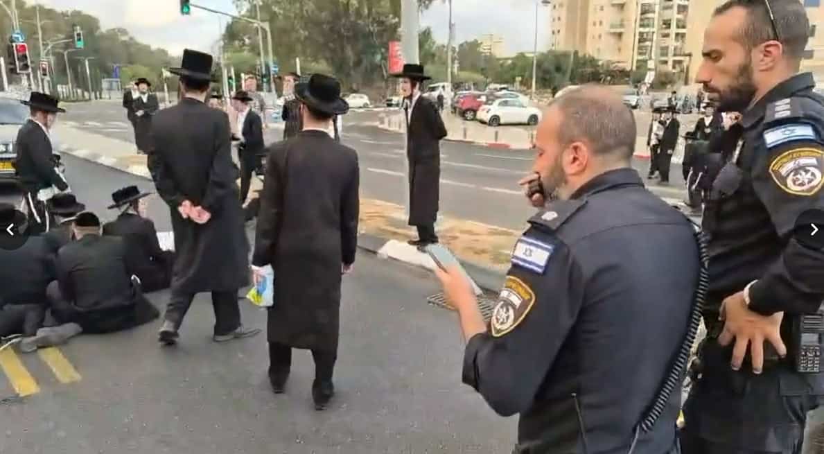 הפגנה סמוך ללשכת הגיוס בקריית אונו. צילום: דוברות המשטרה