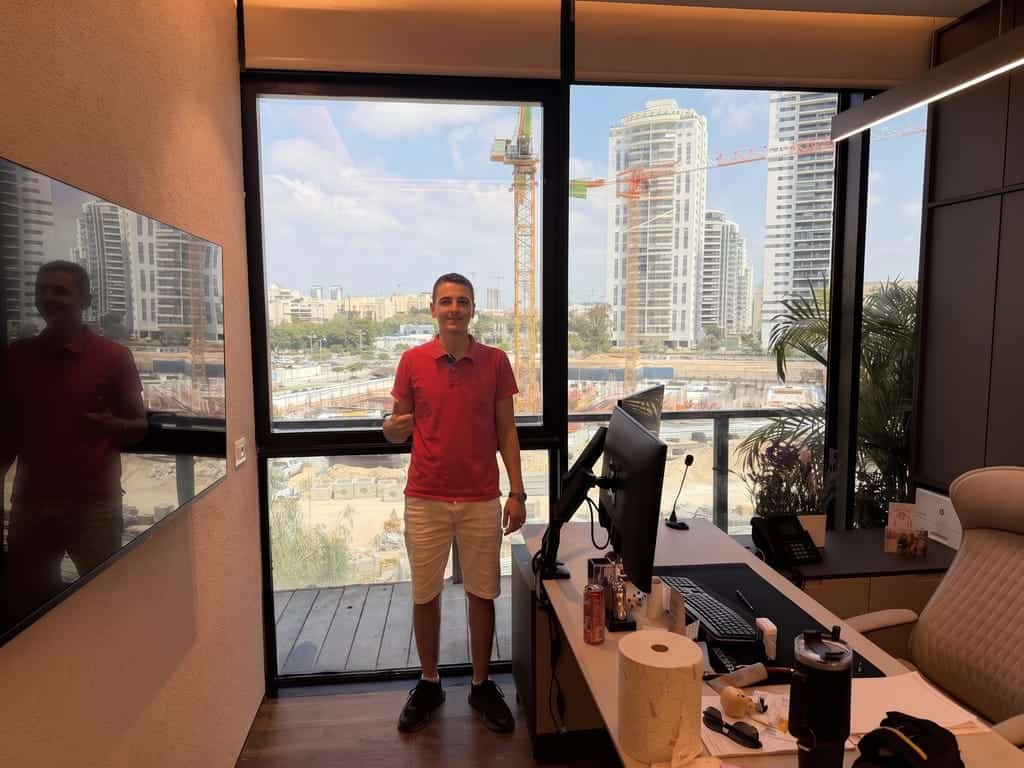 משרד אחרי התקנת ציפוי אנטי סאן