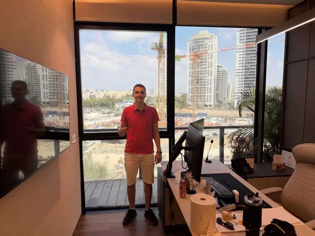 משרד אחרי התקנת ציפוי אנטי סאן