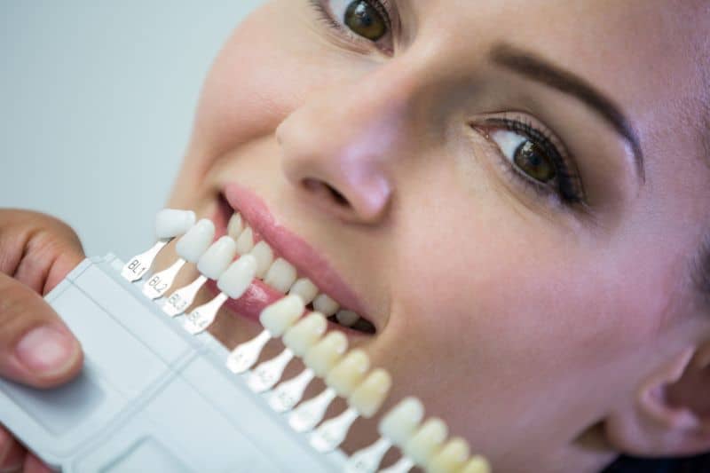 ביי פוסט קרדיט לתמונה: magnificdentist-examining-female-patient-with-teeth-shades