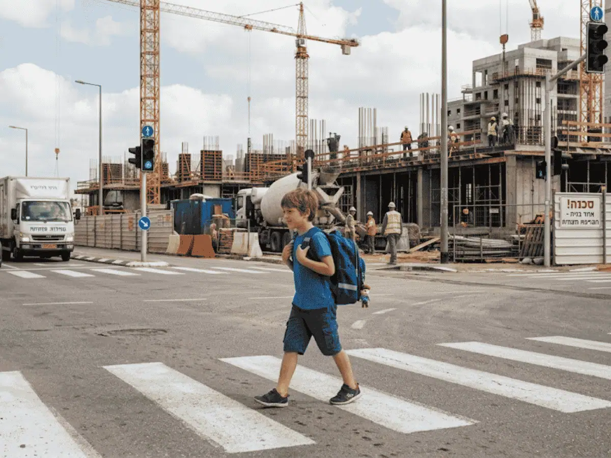 ילד עם ילקוט עובר במעבר חציה. תמונה זו נוצרה באמצעות gemini
