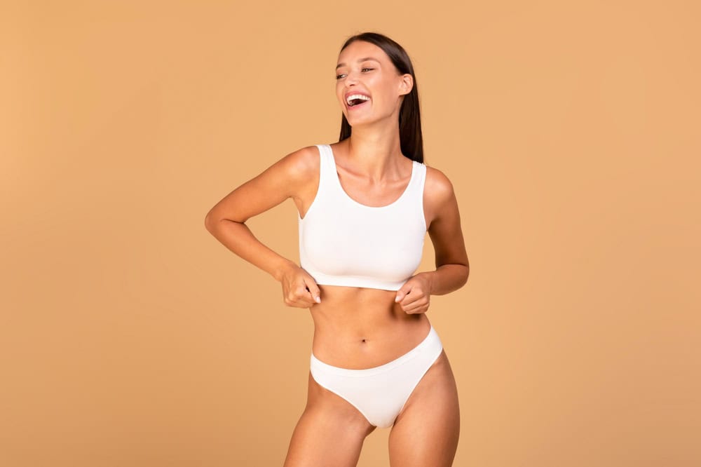 fkkh, tx,yhev צילום: shutterstockPortrait,Of,Slim,Smiling,Model,Woman,In,White,Underwear,Top