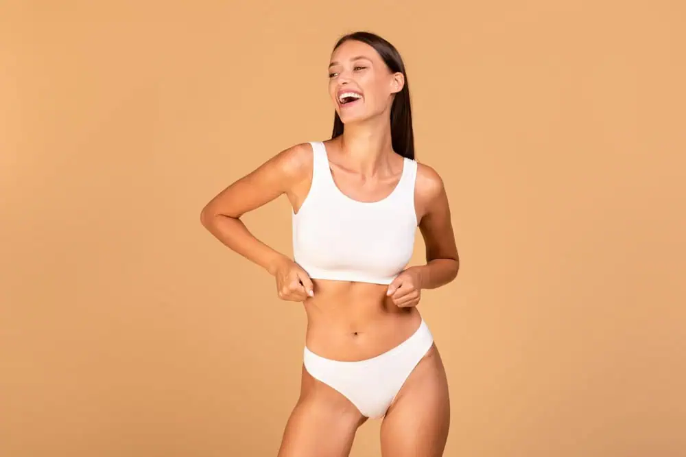 fkkh, tx,yhev צילום: shutterstockPortrait,Of,Slim,Smiling,Model,Woman,In,White,Underwear,Top
