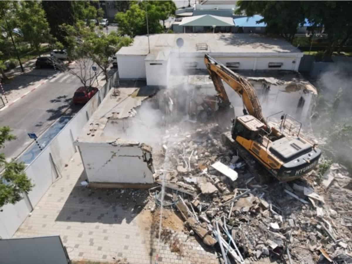 הריסת ספריית אדלר ביהוד מונוסון. צילום: באדיבות עיריית יהוד-מונוסון