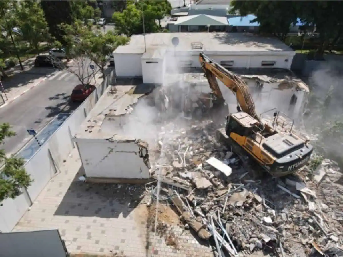 הריסת ספריית אדלר ביהוד מונוסון. צילום: באדיבות עיריית יהוד-מונוסון