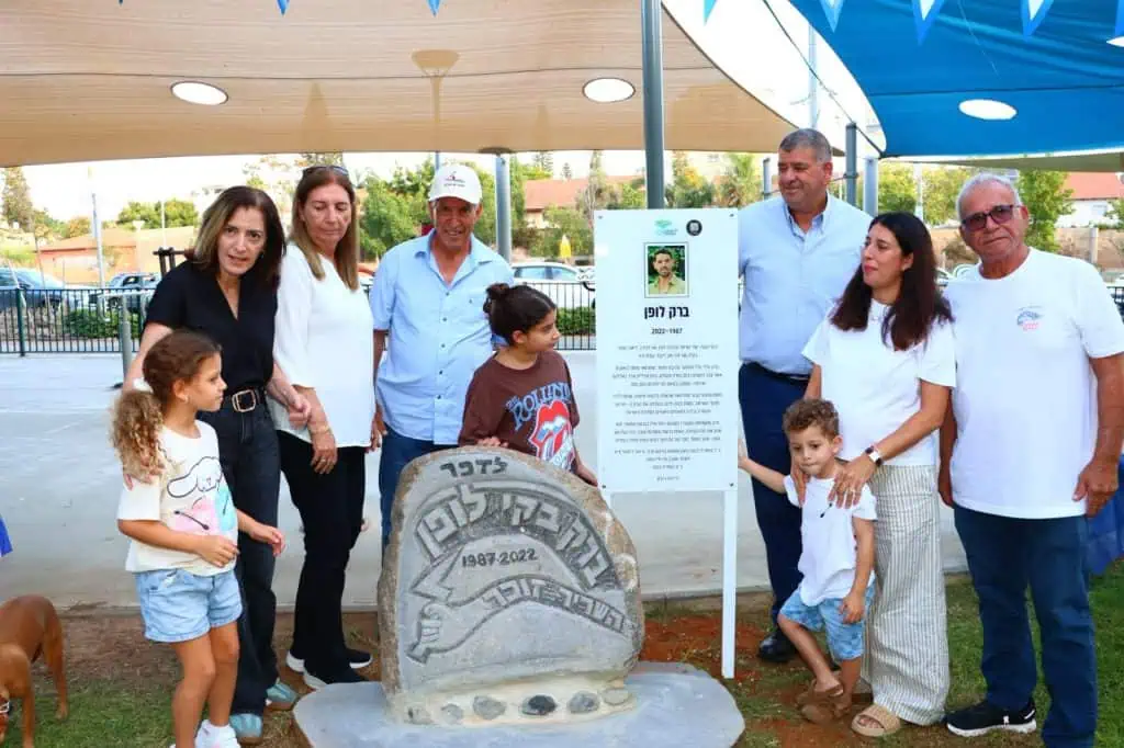 אבן זיכרון ושלט הנצחה, לזכרו של ברק לופן ז״ל. צילום: ליאור בר סימן טוב