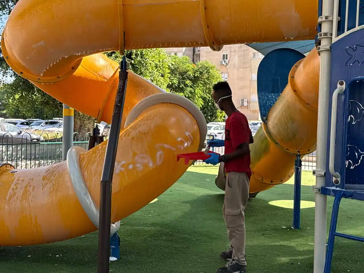ניקוי מתקני משחק בגינות באור יהודה.