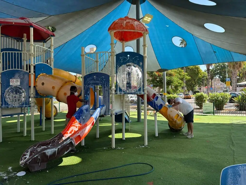ניקוי מתקני משחק בגינות באור יהודה.