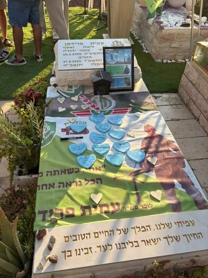 מצבתו של עמית פרידמן ז"ל בבית העלמין ביהוד
