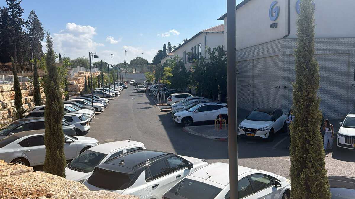 החניון במרכז המסחרי בסביון