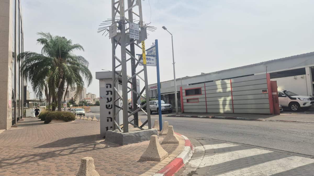 עמוד החשמל והארון בצומת באור יהודה