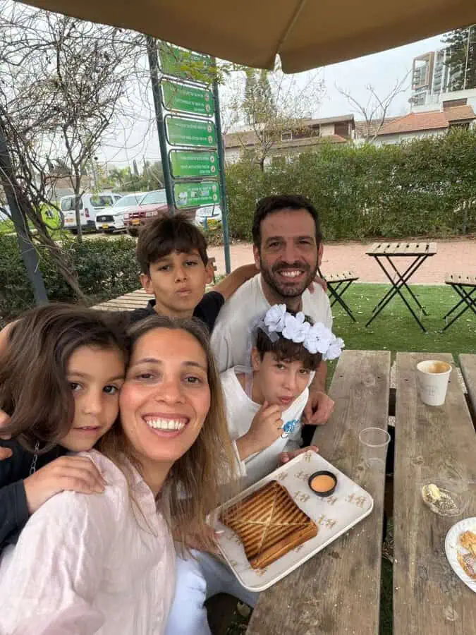 עודד נוסבאום עם המשפחה. צילום פרטי