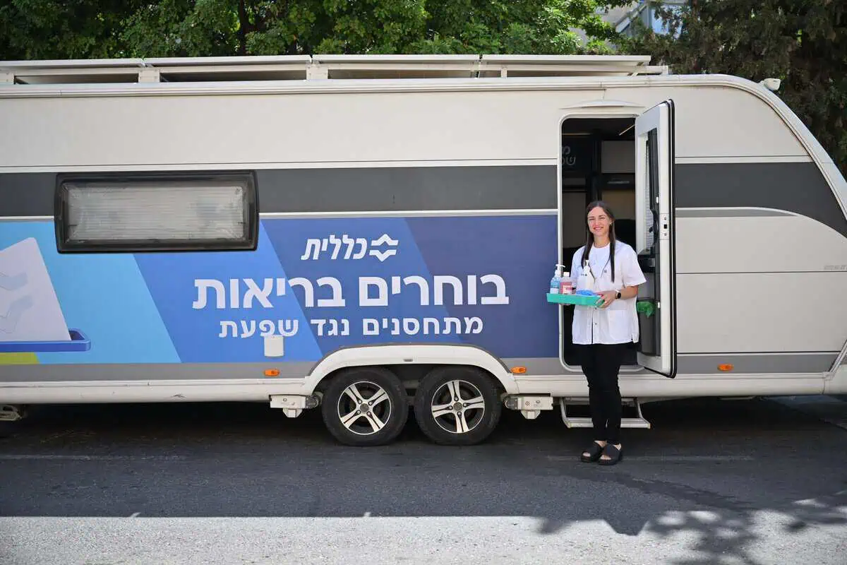 ניידת חיסונים של כללית מחוז דן-פ"ת. צילום: אלעד גוטמן