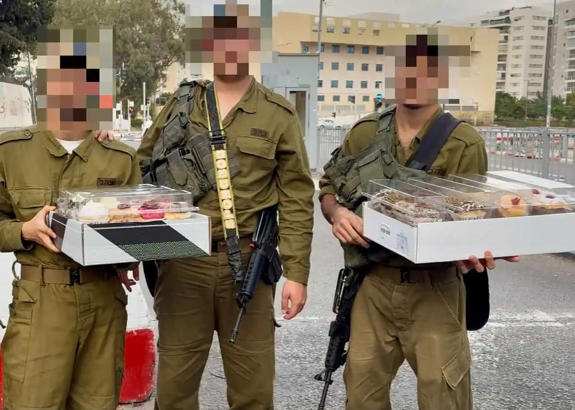 מבצע חלוקת סופגניות ללוחמי צה"ל. צילום פרטי