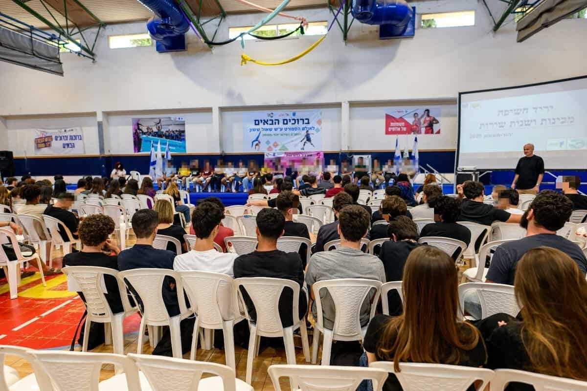 ביריד חשיפה לשנת שירות ולמכינות קדם-צבאיות לתלמידי י"ב ביהוד מונוסון. צילום: עמי ארליך