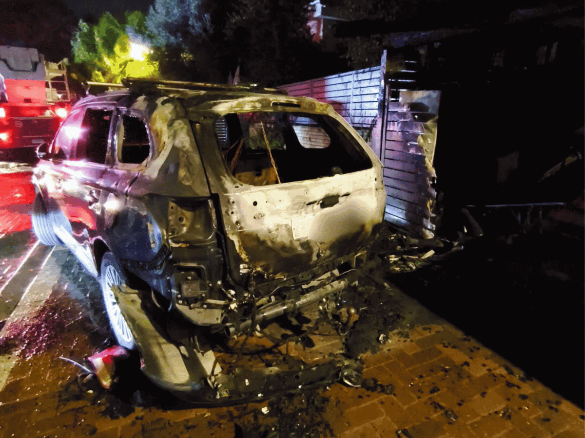 שריפה רכב בקריית אונו. צילום: דוברות כיבוי אש והצלה