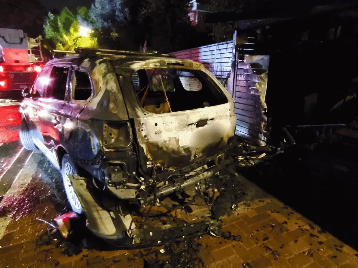 שריפה רכב בקריית אונו. צילום: דוברות כיבוי אש והצלה