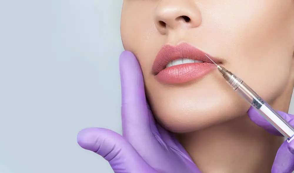 כללית שילה צילום shutterstockCropped,Sensual,Female,Lips,,Procedure,Lip,Augmentation.,Syringe,Near,Womans