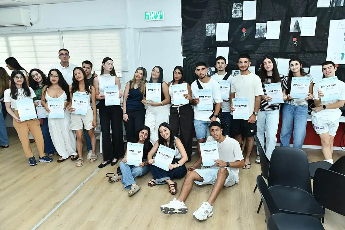תלמידי תיכון יובלים אור יהודה עם תעודת בגרות