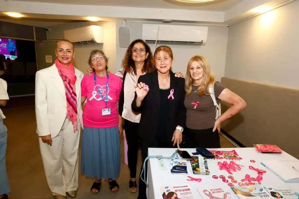 דוכן המתמודדות שהוקם בערב החשיפה. צילום: איתן אלחדז ברק